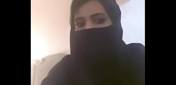  Muslim hot milf expose her boobs in videocall